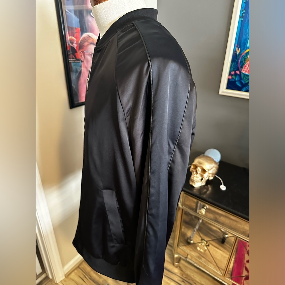 H&M men’s satin bomber with embroidered back design - Picture 3 of 6